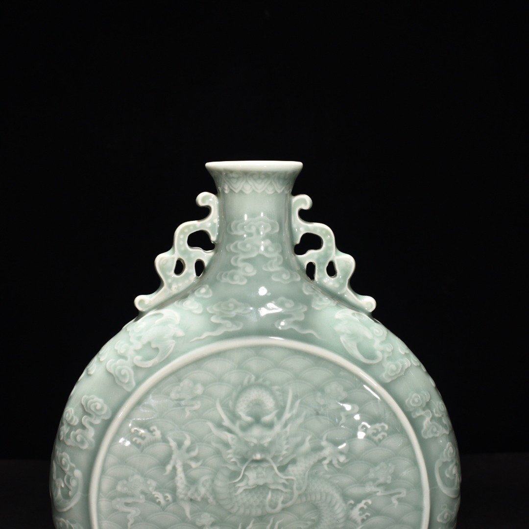 Qing Dynasty Qianlong pink celadon glaze carved dragon and phoenix double-eared flat vase