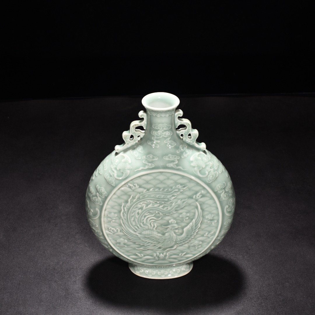 Qing Dynasty Qianlong pink celadon glaze carved dragon and phoenix double-eared flat vase