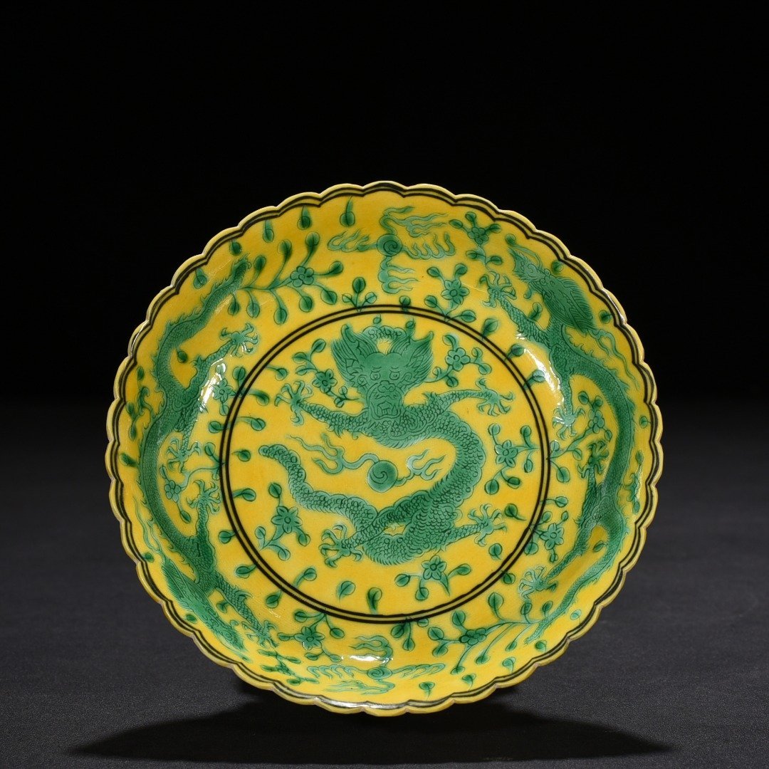 Qing Dynasty Qianlong plain three-color yellow ground engraved five-dragon sunflower mouth plate