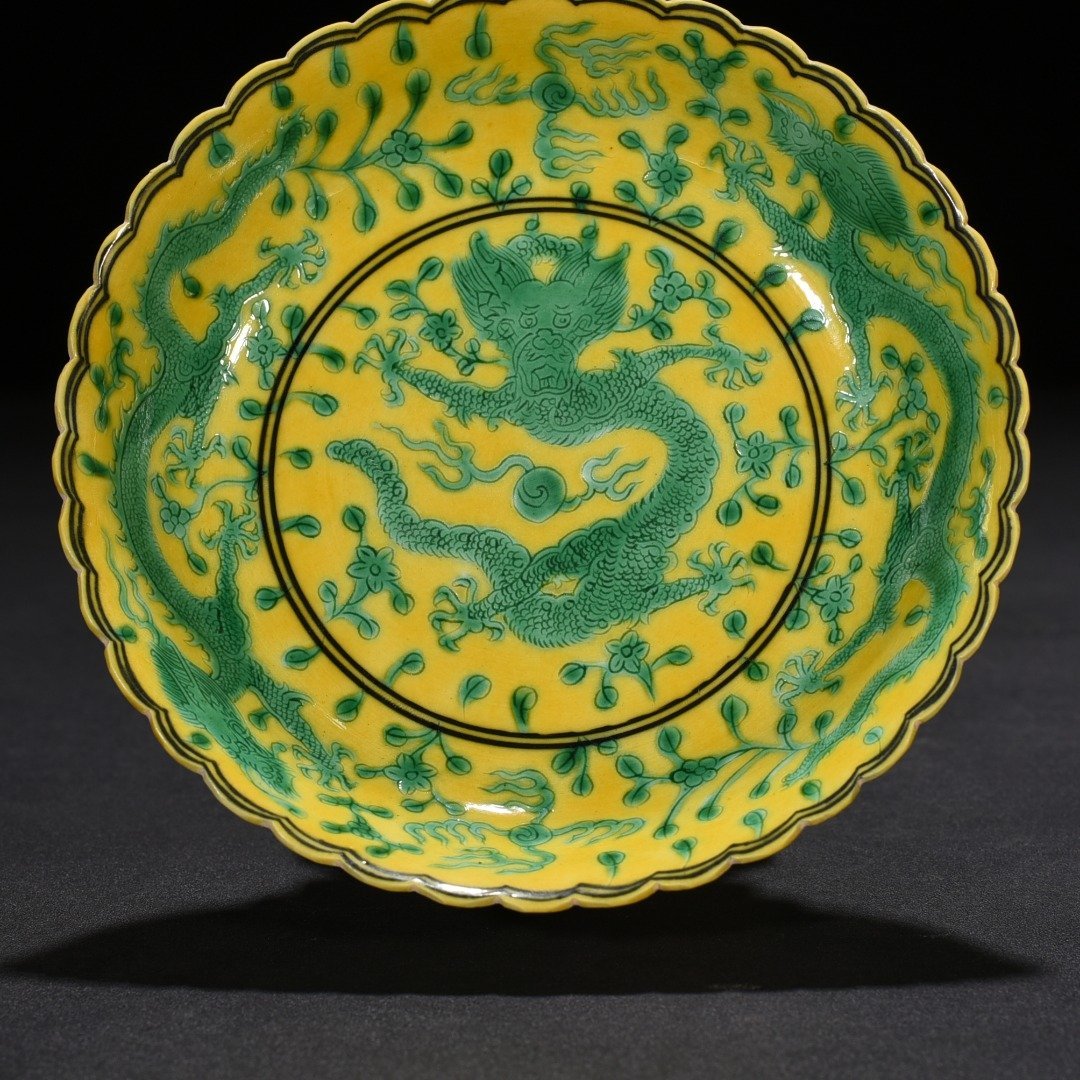 Qing Dynasty Qianlong plain three-color yellow ground engraved five-dragon sunflower mouth plate