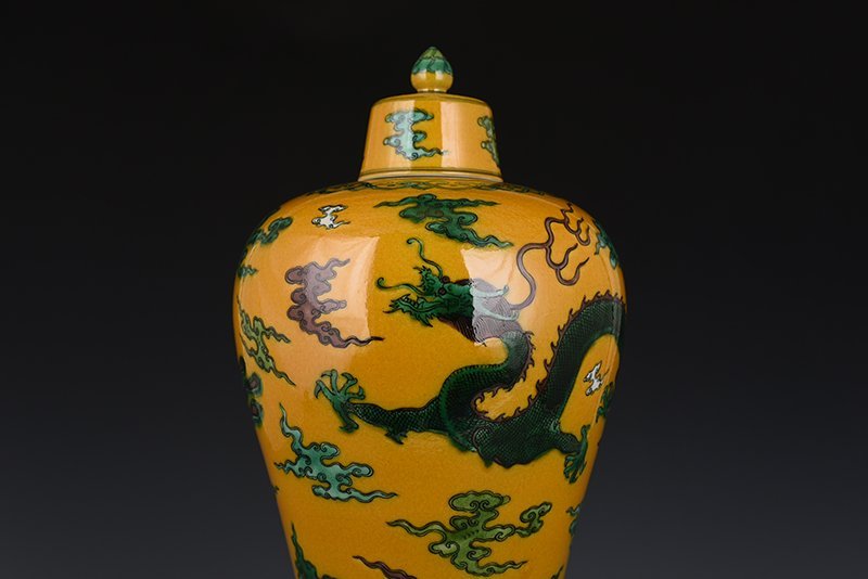 Qing Dynasty Qianlong plain three-color dragon and phoenix plum vase