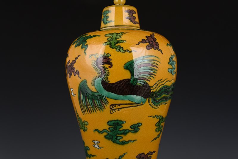 Qing Dynasty Qianlong plain three-color dragon and phoenix plum vase
