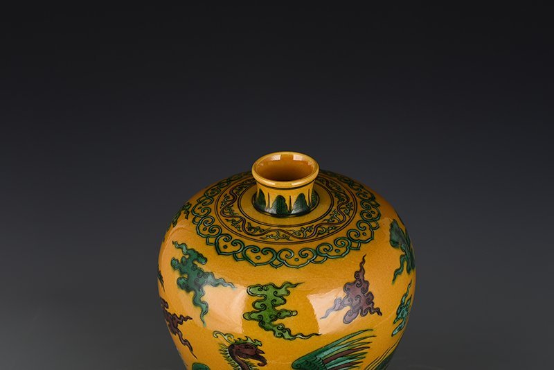 Qing Dynasty Qianlong plain three-color dragon and phoenix plum vase