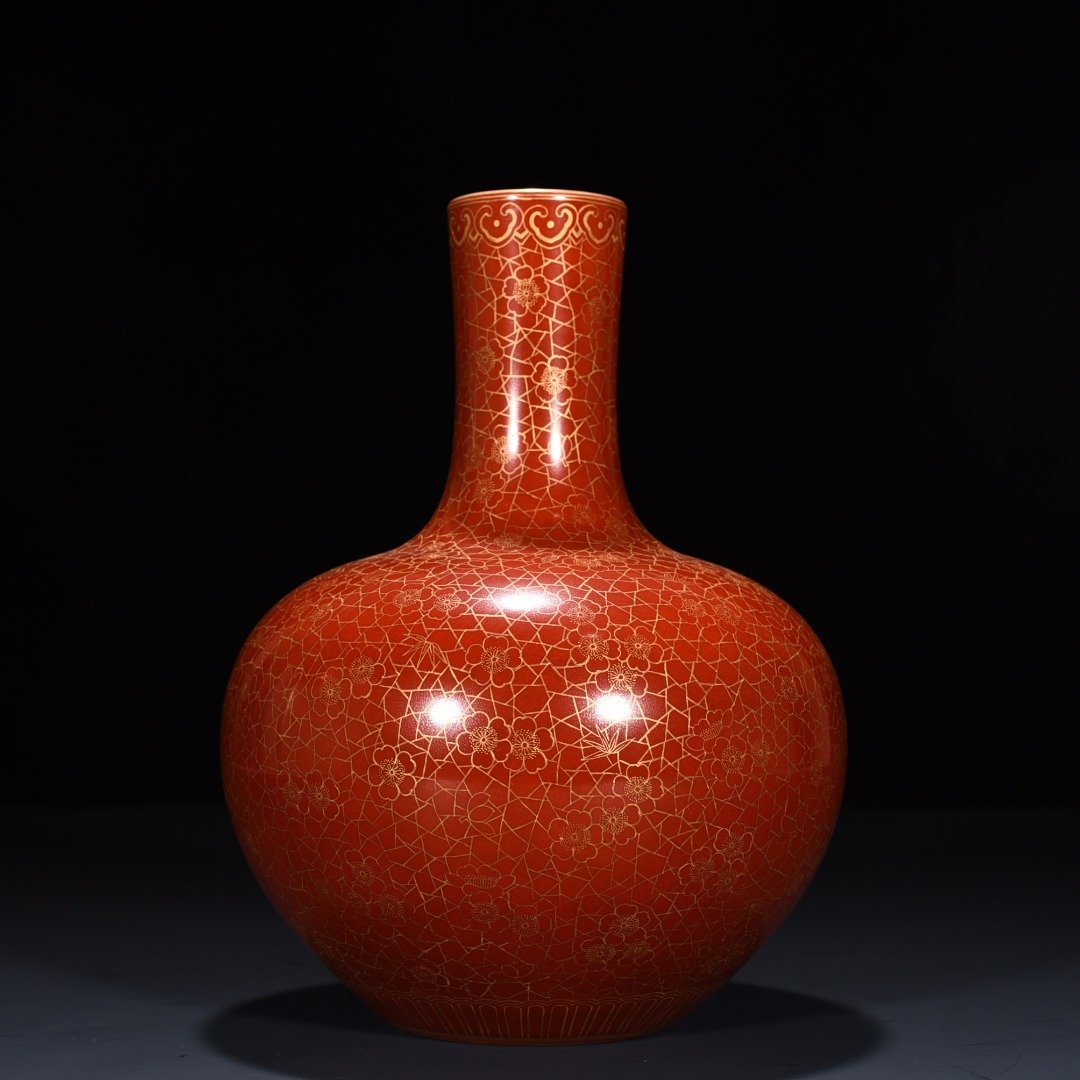Qing Dynasty Qianlong red ground gold ice plum celestial sphere vase