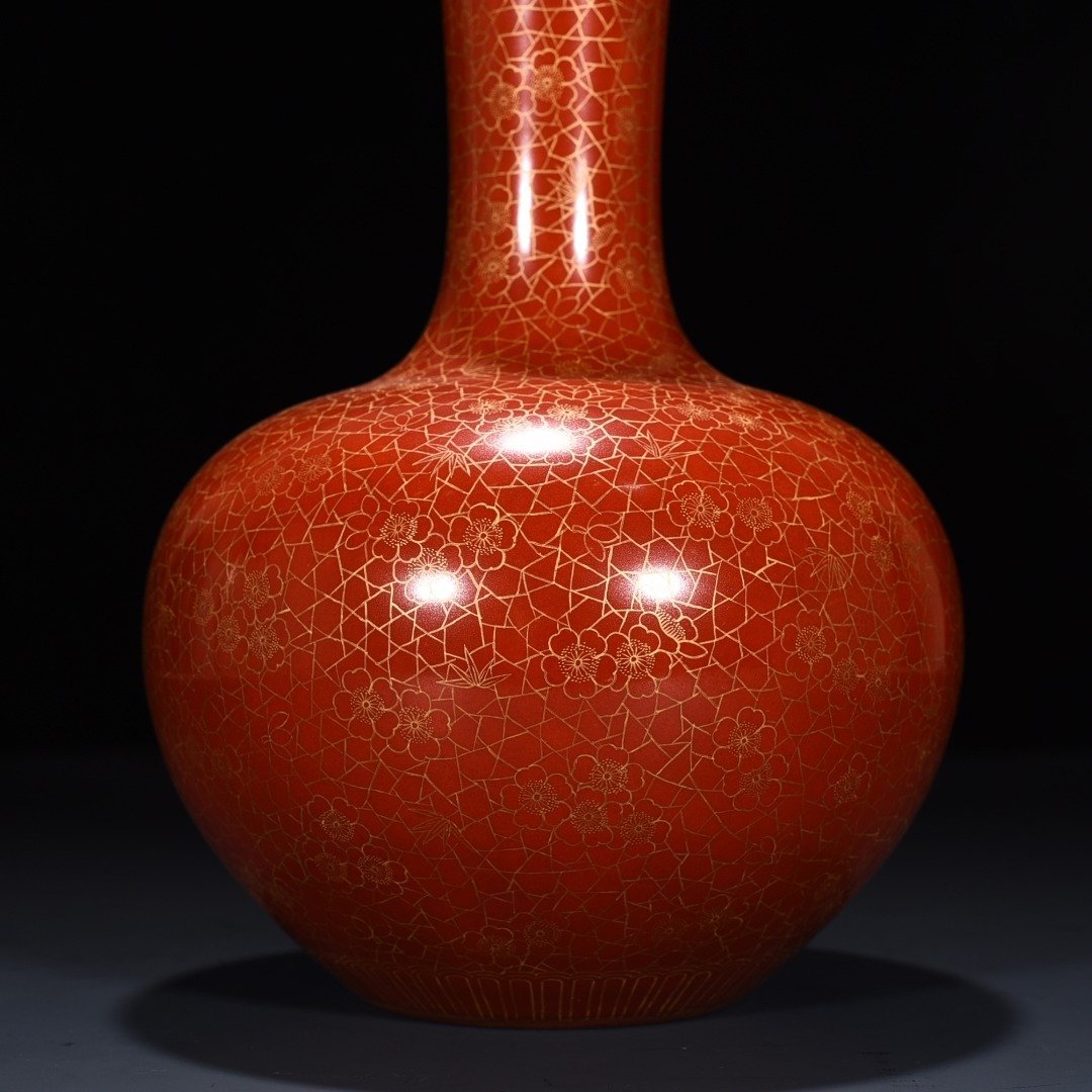 Qing Dynasty Qianlong red ground gold ice plum celestial sphere vase