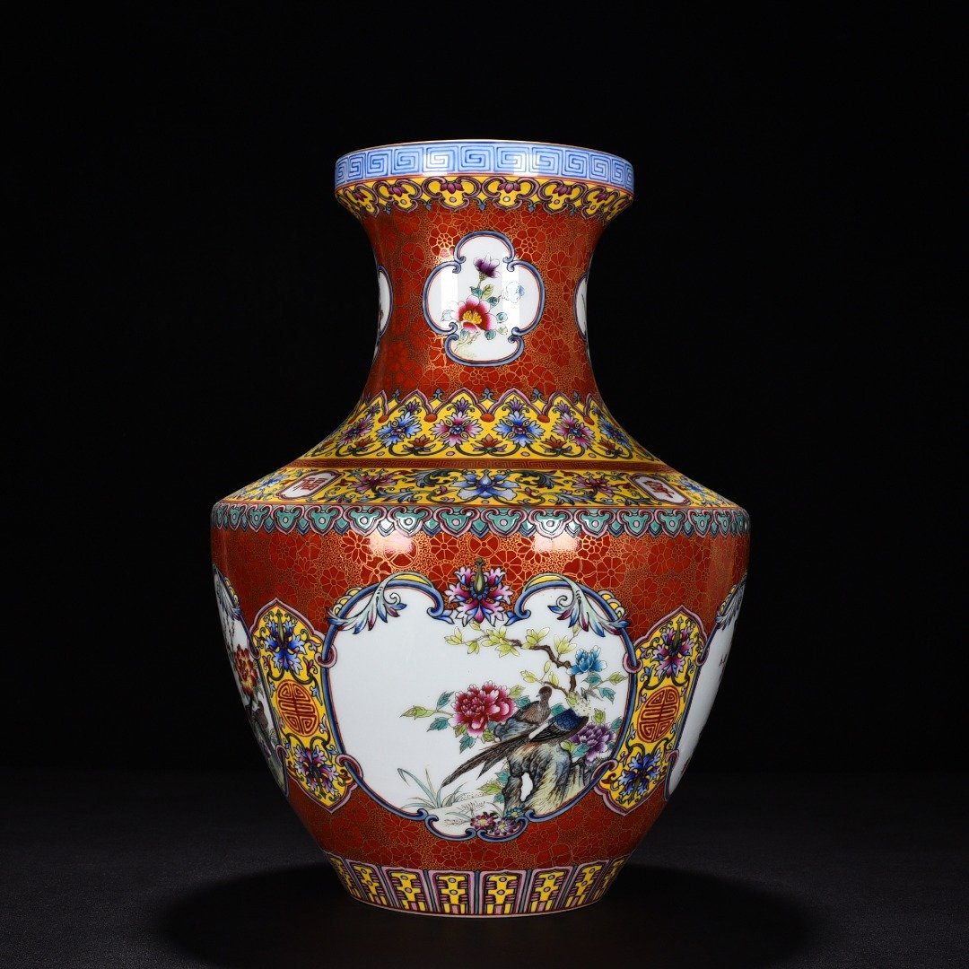 Qing Dynasty Qianlong red ground gold painted window bottle