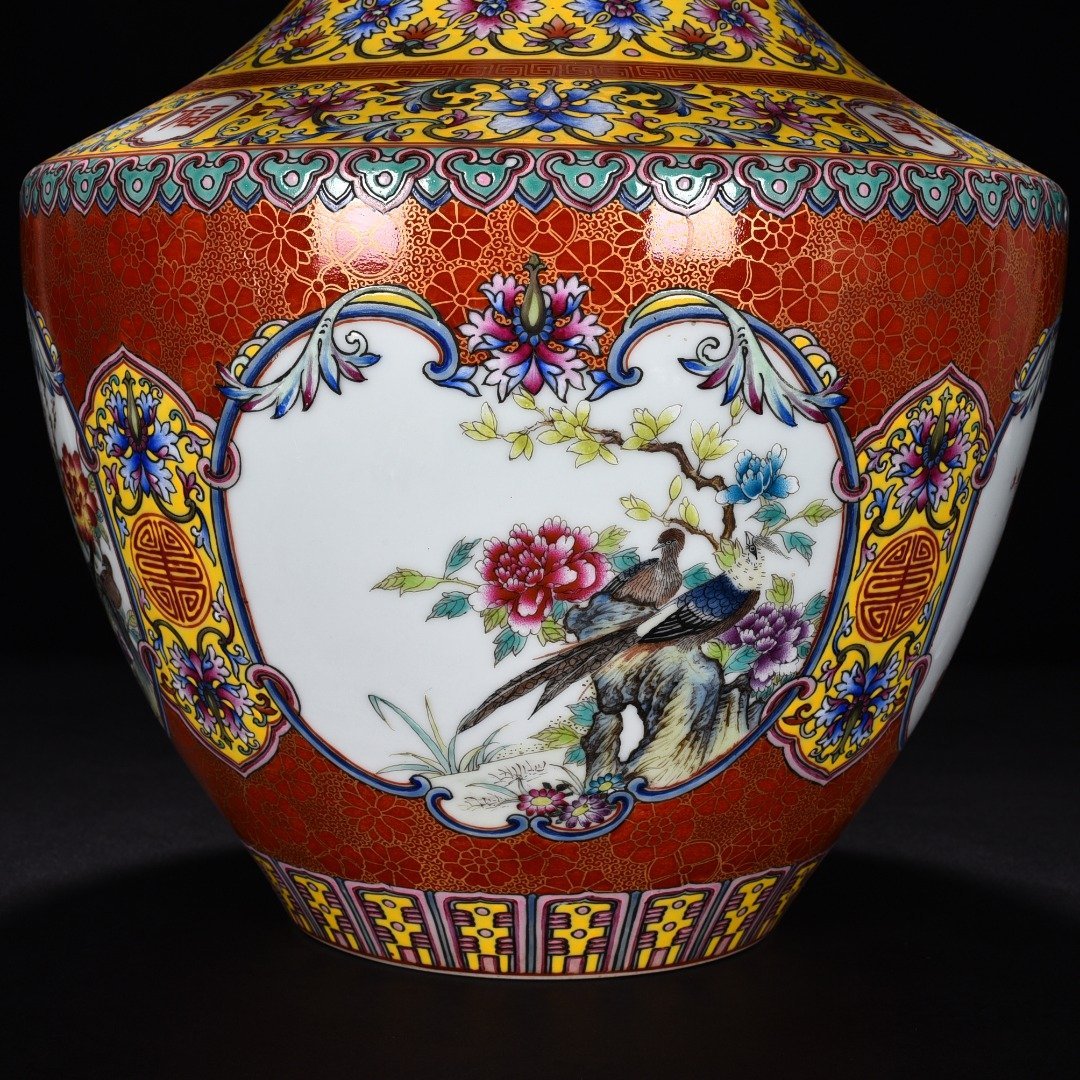 Qing Dynasty Qianlong red ground gold painted window bottle