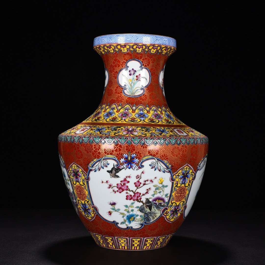Qing Dynasty Qianlong red ground gold painted window bottle