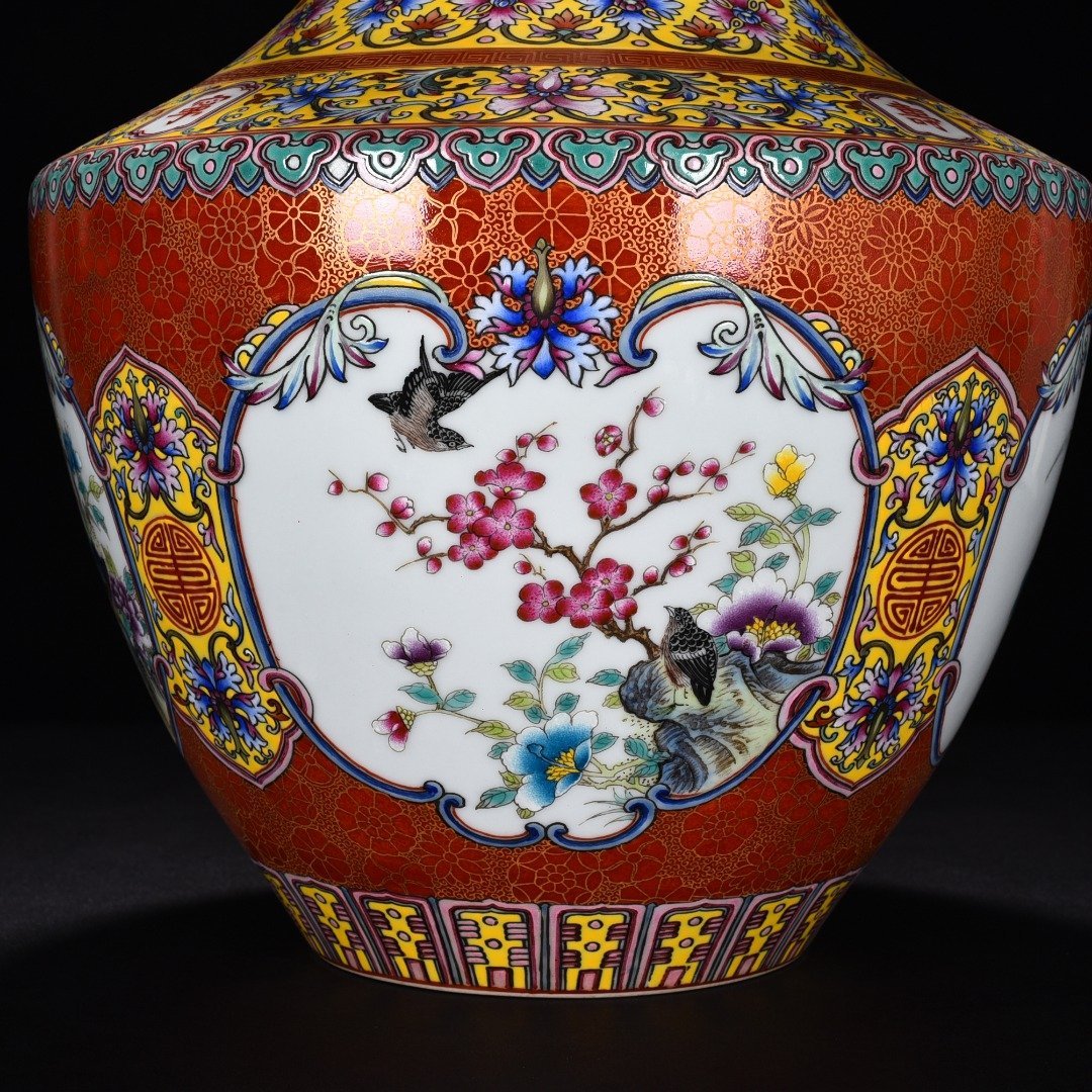 Qing Dynasty Qianlong red ground gold painted window bottle