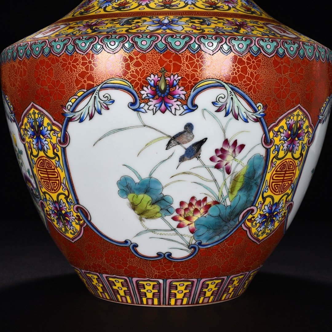 Qing Dynasty Qianlong red ground gold painted window bottle