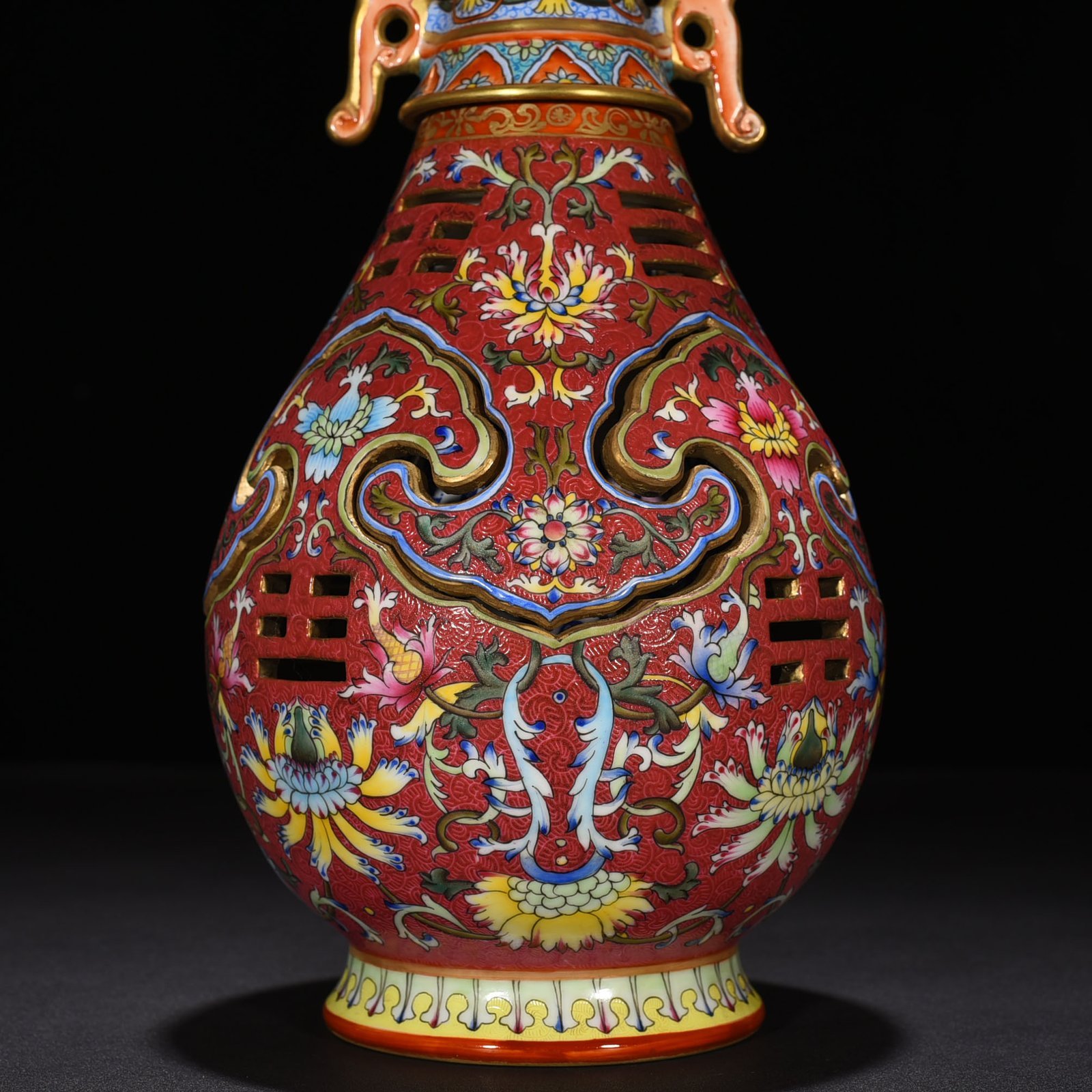 Qing Dynasty Qianlong a red-ground rolled-out foreign-colored flower hollow vase