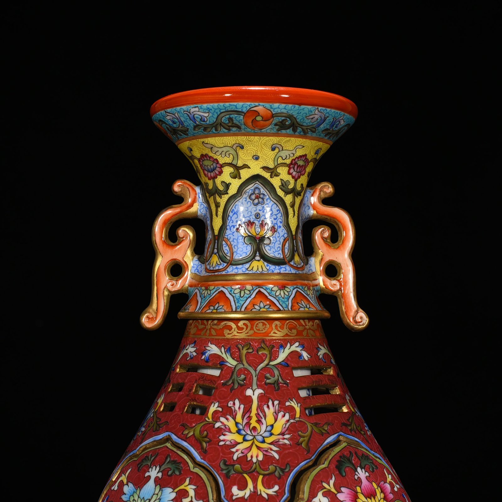 Qing Dynasty Qianlong a red-ground rolled-out foreign-colored flower hollow vase