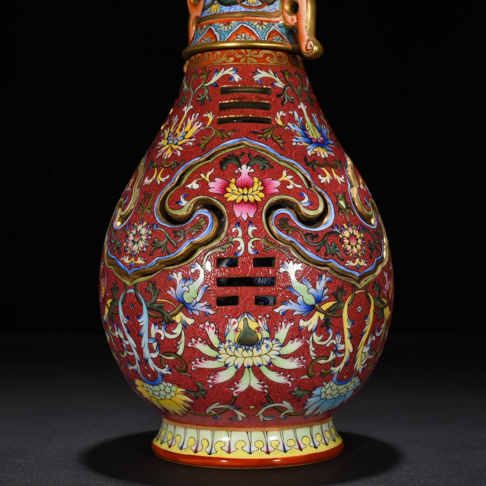 Qing Dynasty Qianlong a red-ground rolled-out foreign-colored flower hollow vase