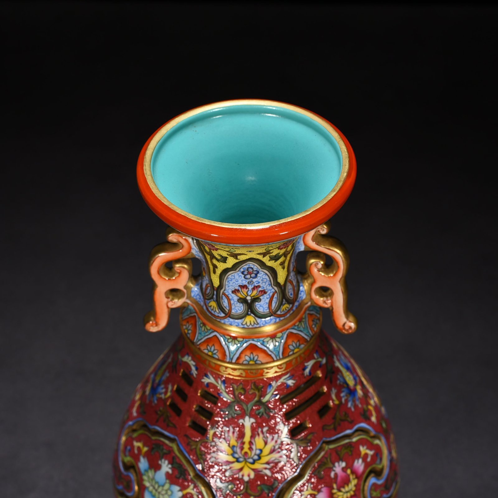 Qing Dynasty Qianlong a red-ground rolled-out foreign-colored flower hollow vase