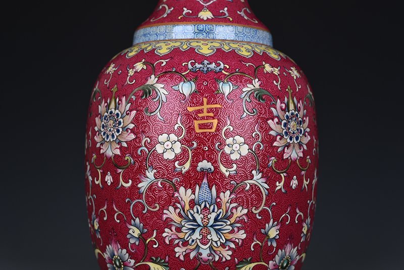 Qing Dynasty Qianlong auspicious and wishful amphora