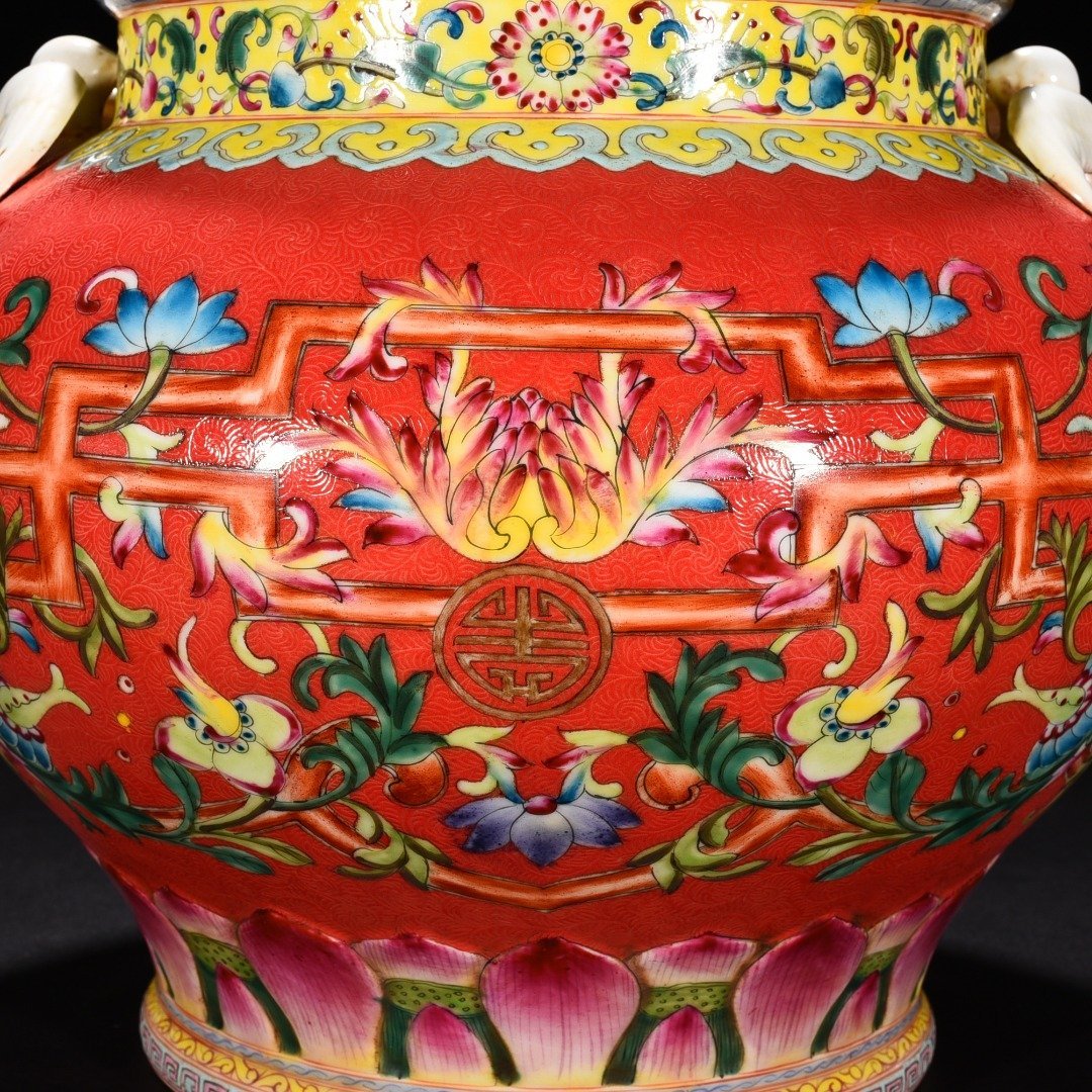 Qing Dynasty Qianlong a swallow jar with a red ground and a floral