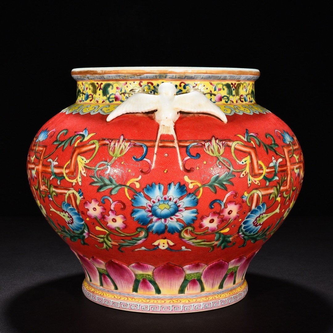 Qing Dynasty Qianlong a swallow jar with a red ground and a floral