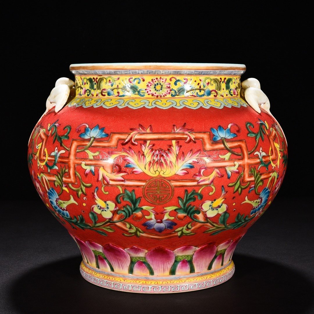 Qing Dynasty Qianlong a swallow jar with a red ground and a floral