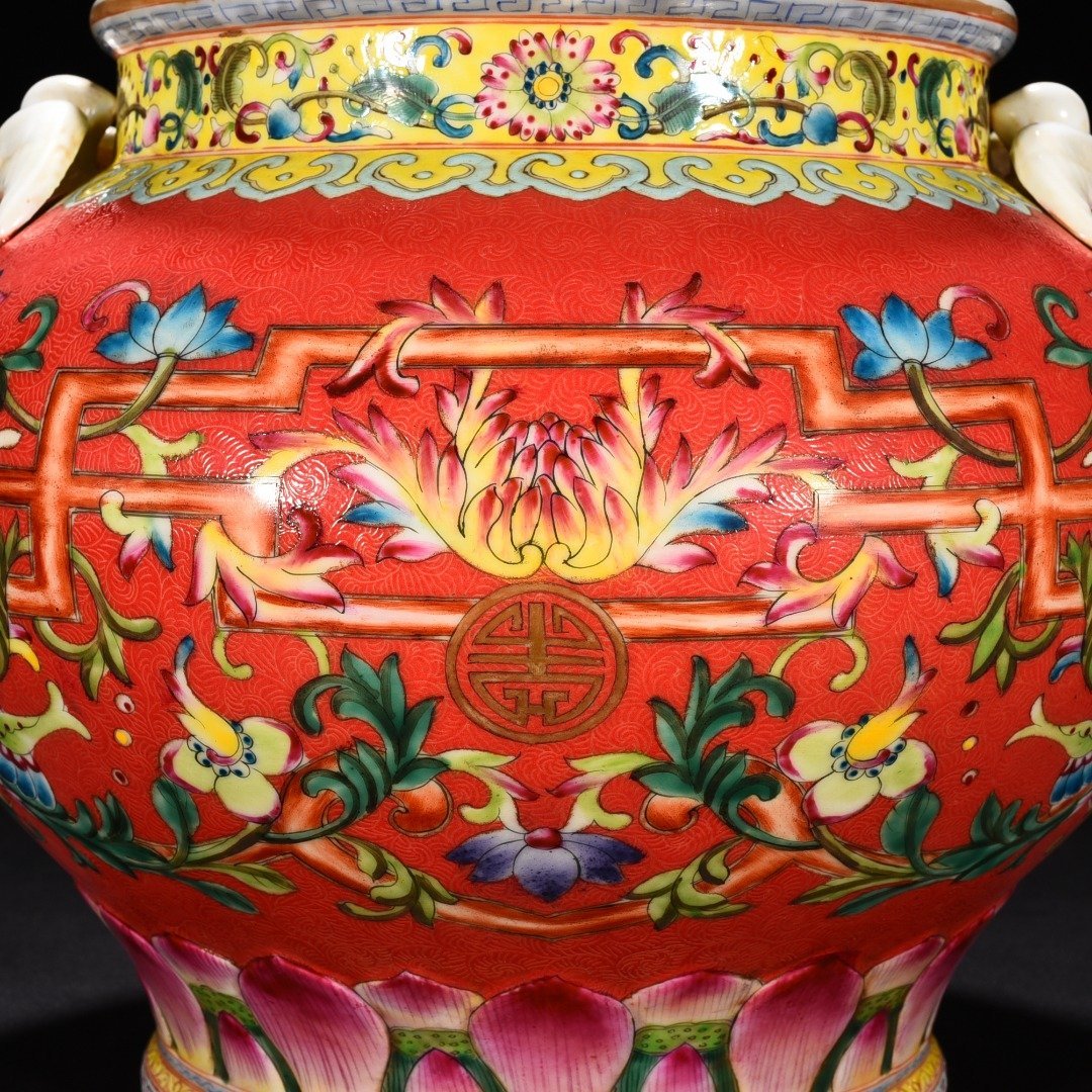 Qing Dynasty Qianlong a swallow jar with a red ground and a floral
