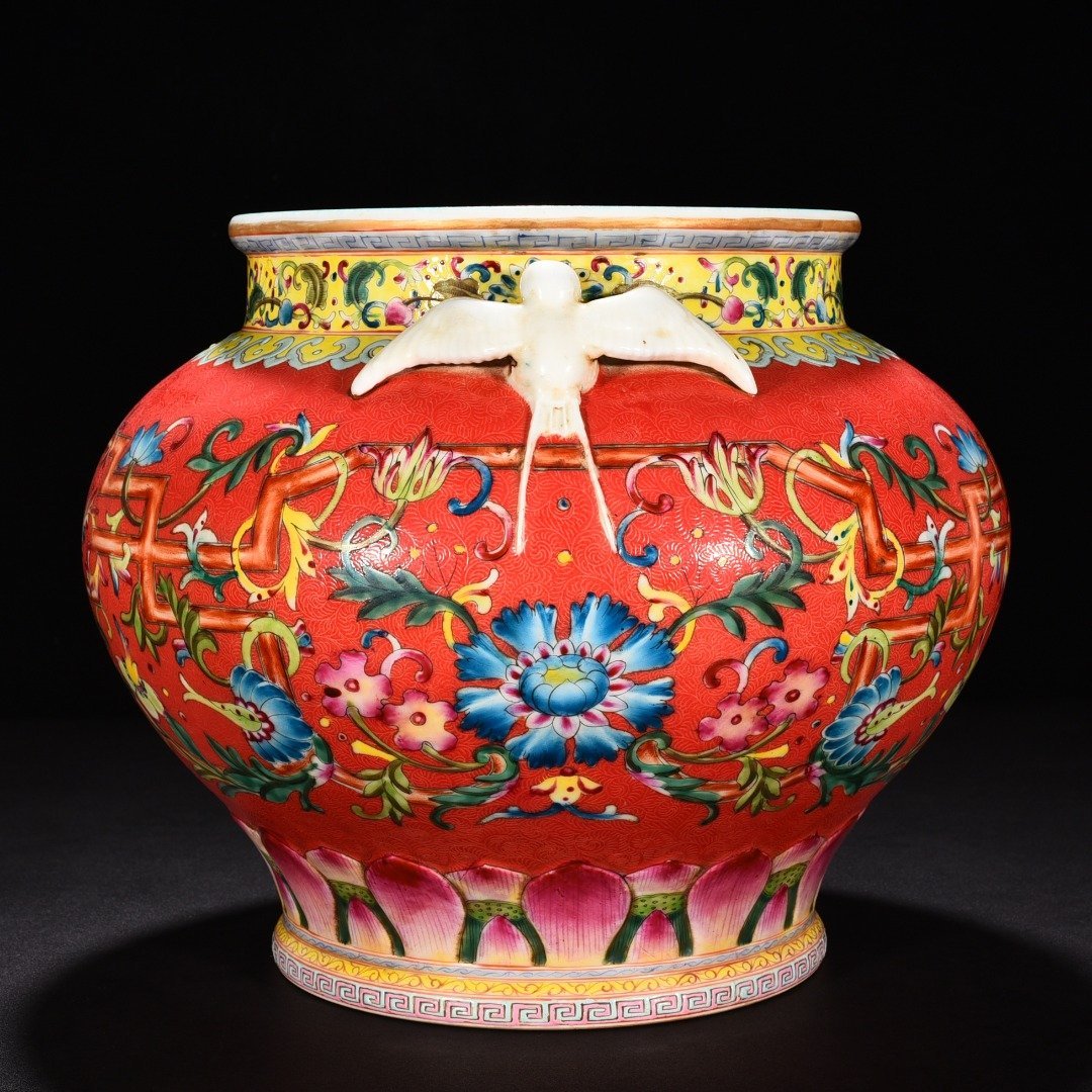 Qing Dynasty Qianlong a swallow jar with a red ground and a floral