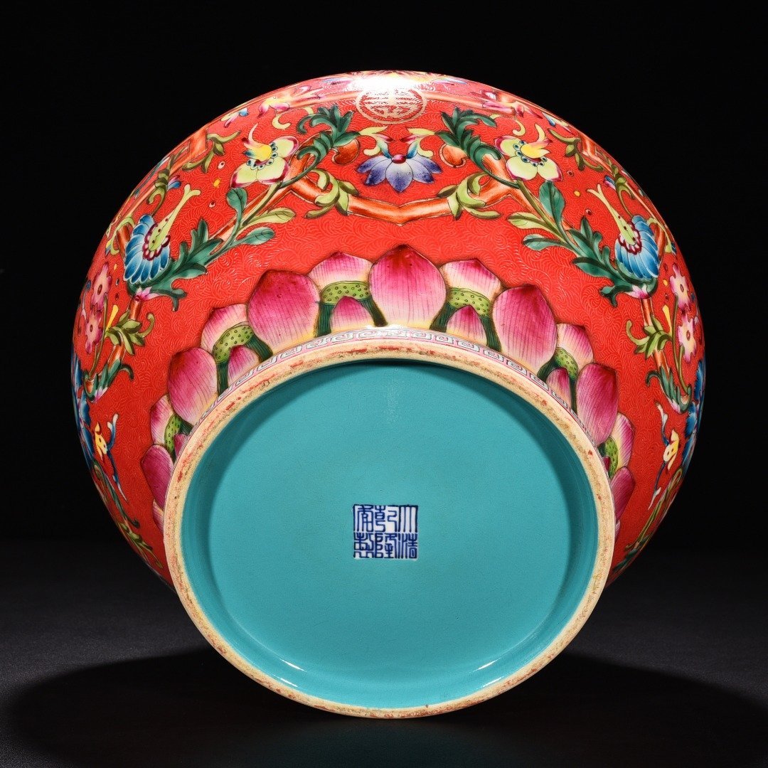 Qing Dynasty Qianlong a swallow jar with a red ground and a floral