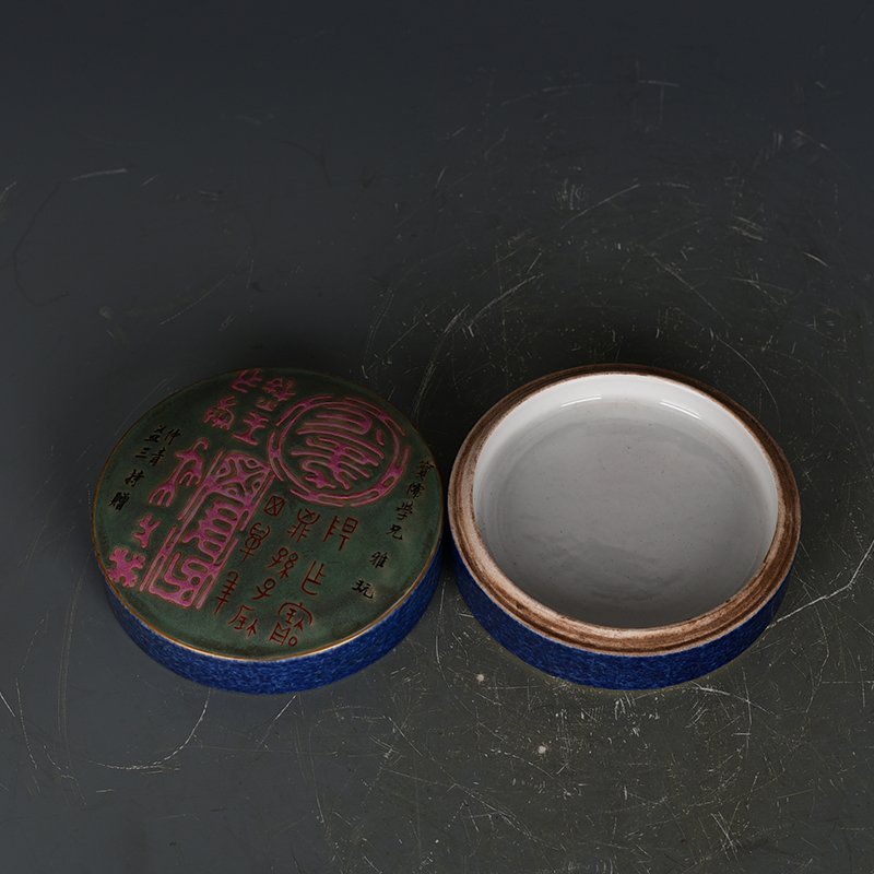 Qing Dynasty Qianlong green land pastel seal seal box powder box