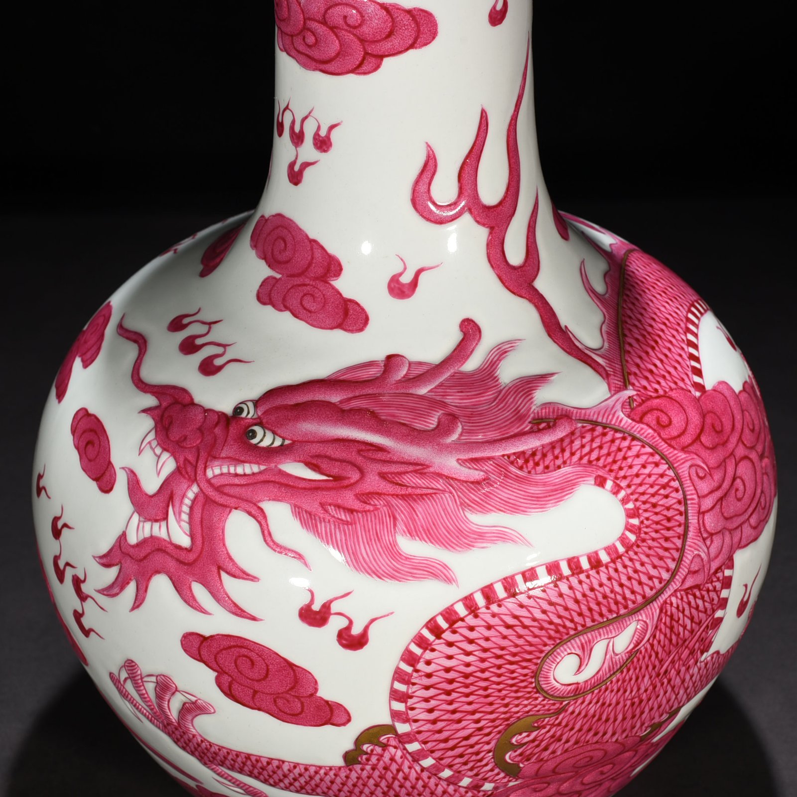 Qing Dynasty Qianlong rouge red dragon vase