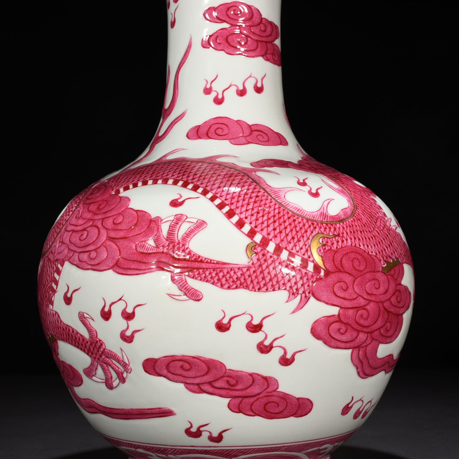 Qing Dynasty Qianlong rouge red dragon vase