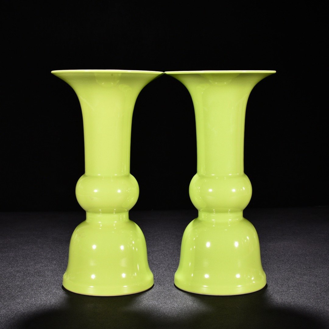 Qing Dynasty Qianlong apple green glaze vase