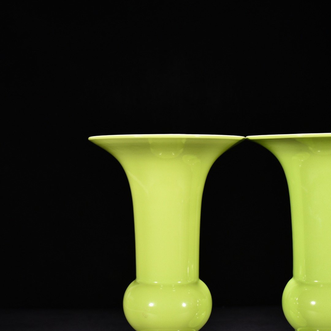 Qing Dynasty Qianlong apple green glaze vase