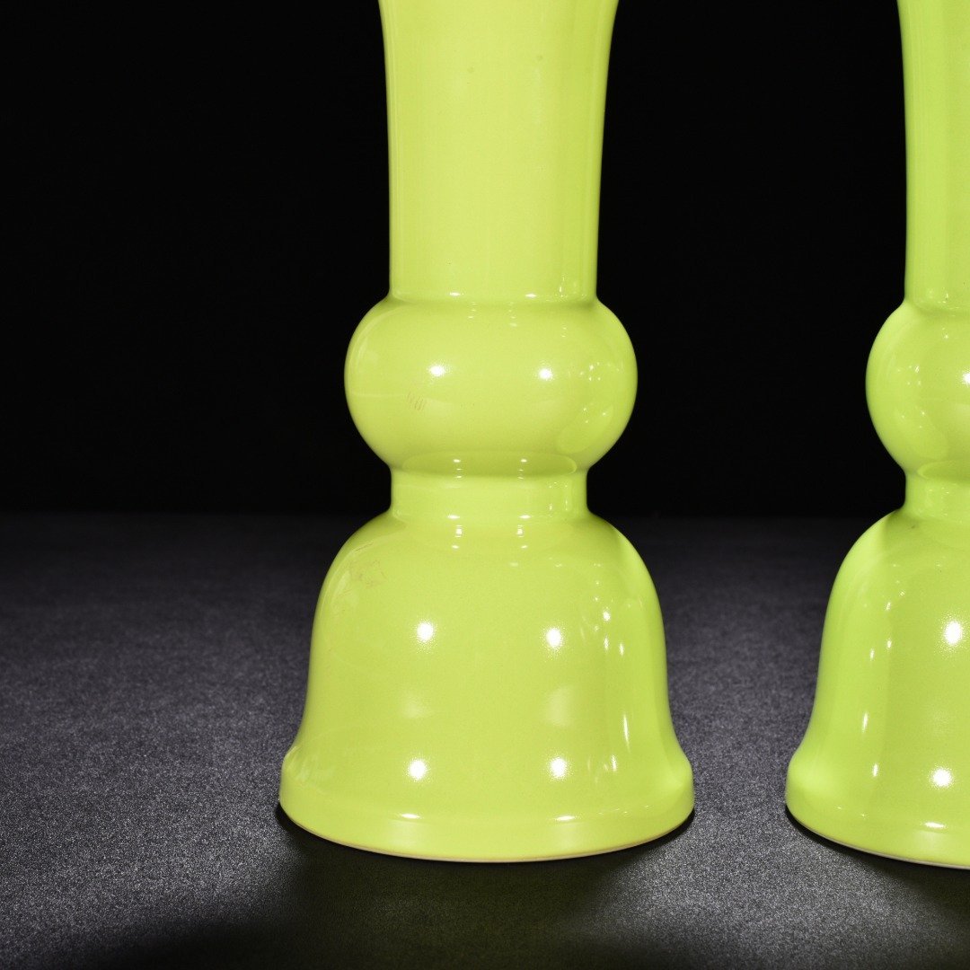 Qing Dynasty Qianlong apple green glaze vase