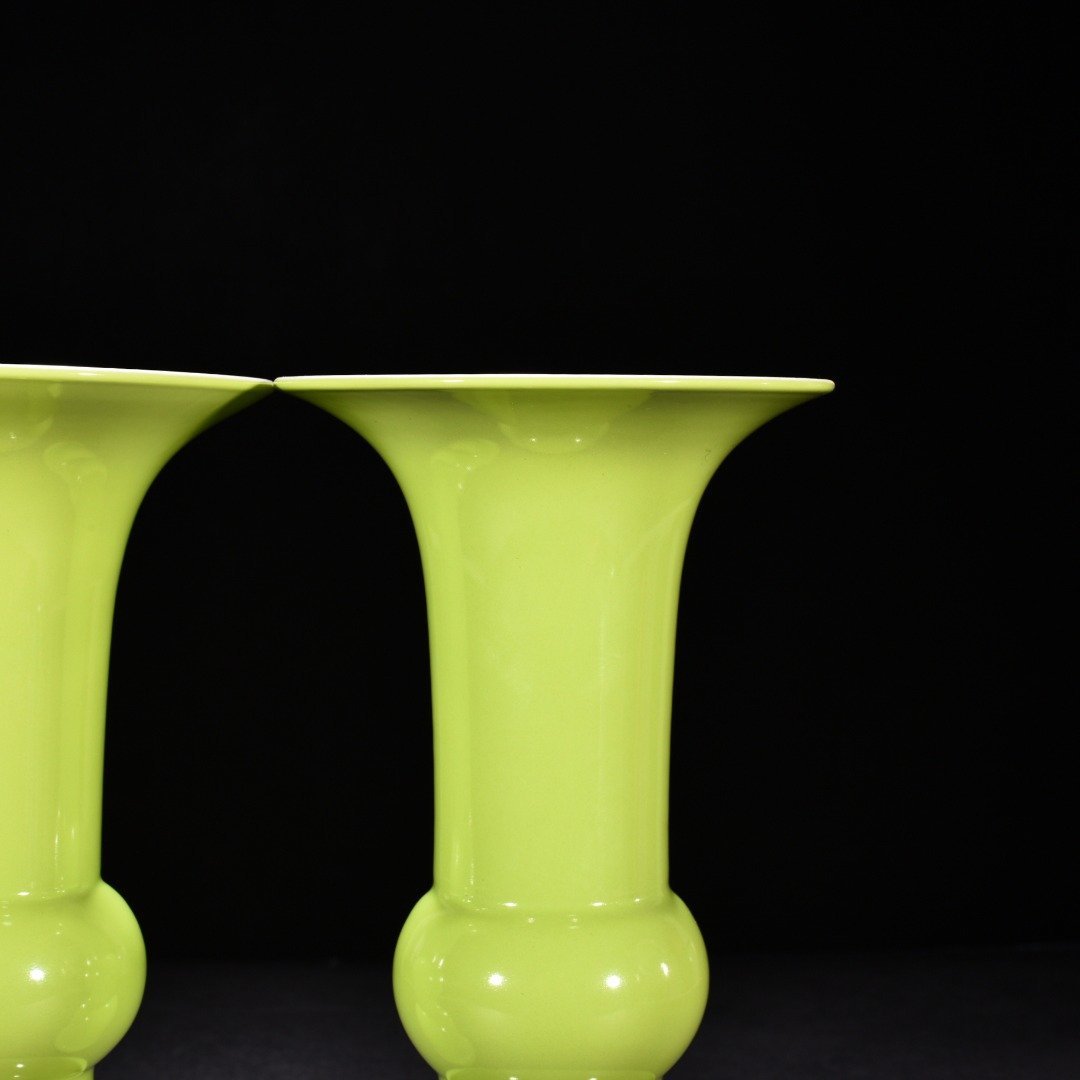 Qing Dynasty Qianlong apple green glaze vase