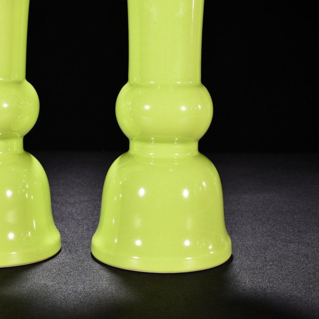 Qing Dynasty Qianlong apple green glaze vase