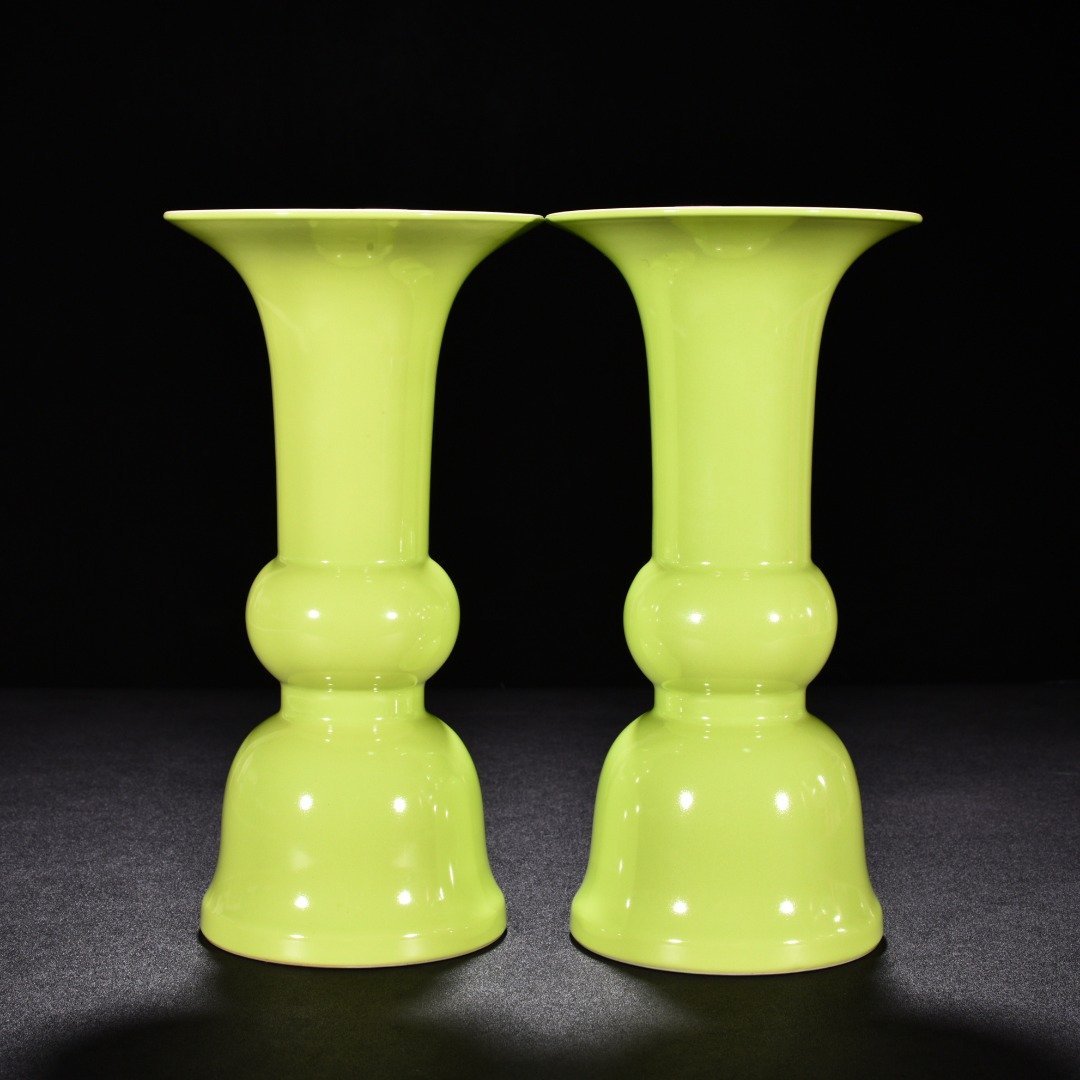 Qing Dynasty Qianlong apple green glaze vase