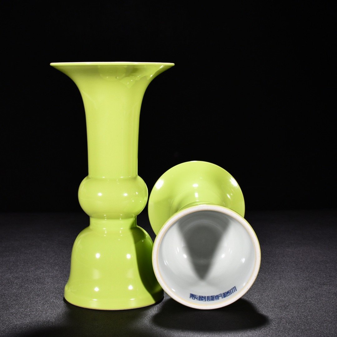 Qing Dynasty Qianlong apple green glaze vase