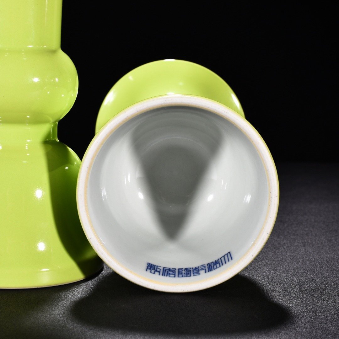 Qing Dynasty Qianlong apple green glaze vase