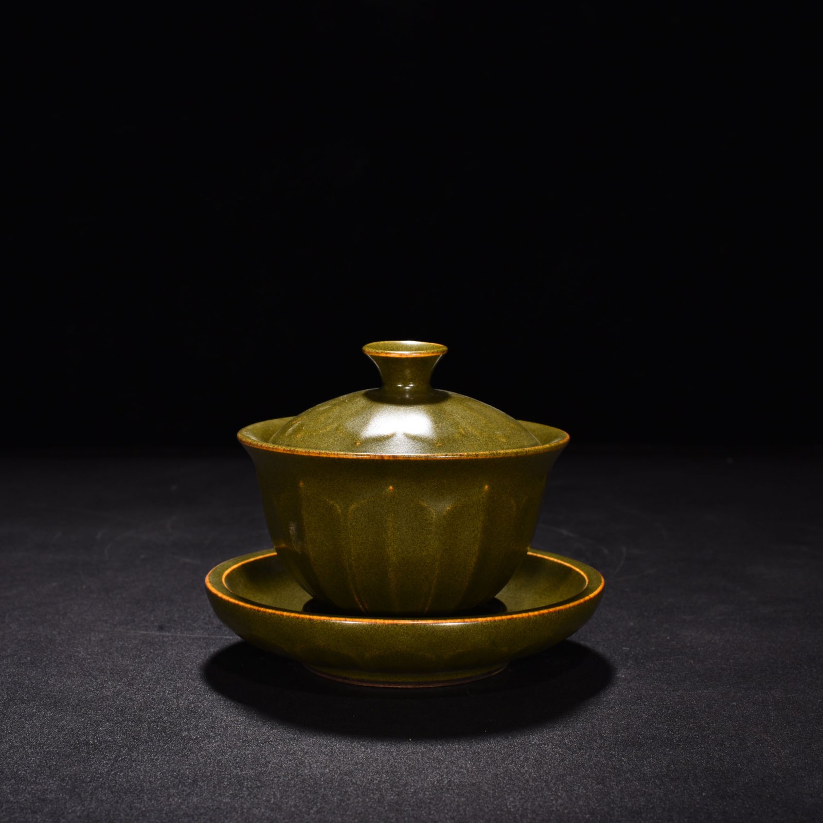 Qing Dynasty Qianlong tea powder-glazed three-cai bowl