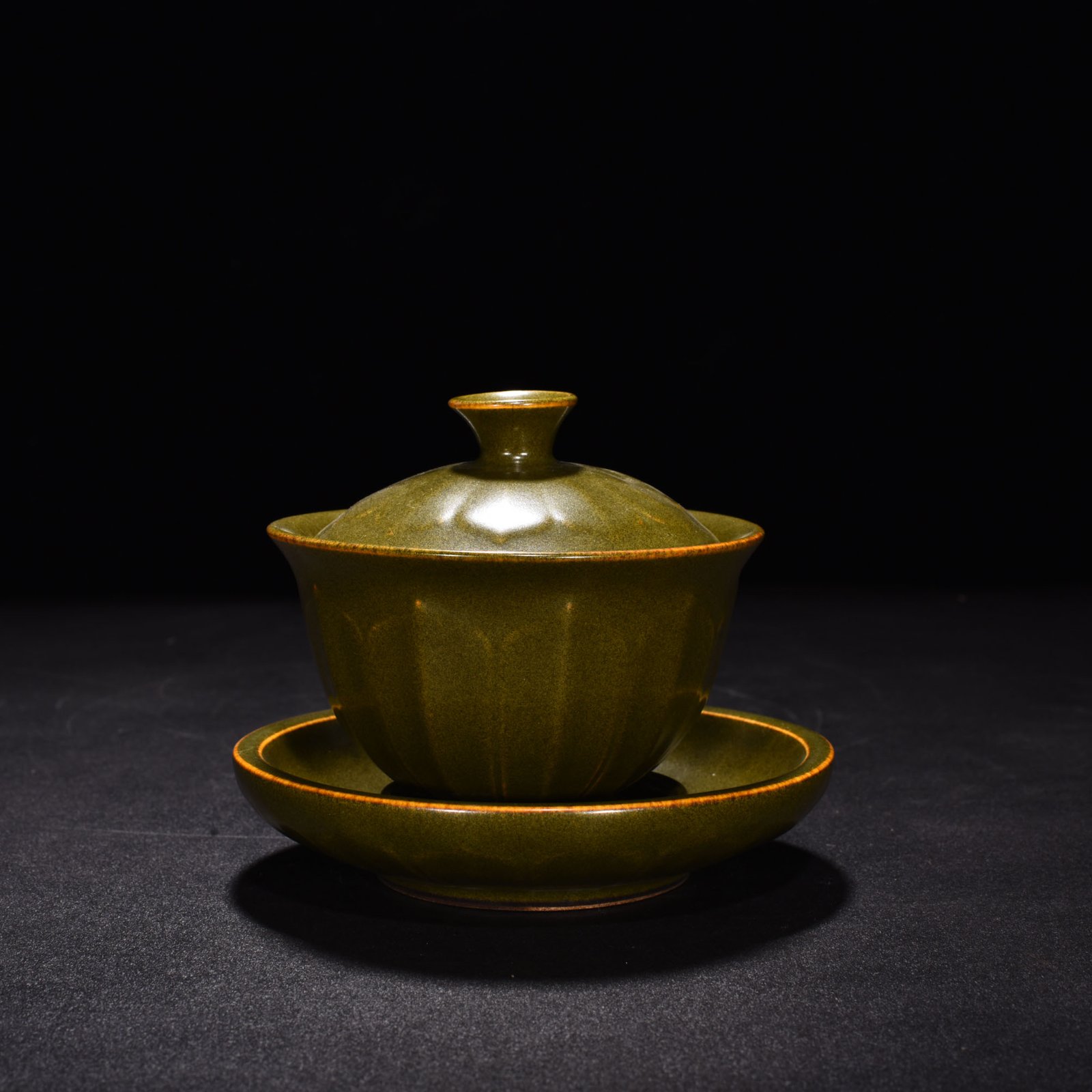 Qing Dynasty Qianlong tea powder-glazed three-cai bowl