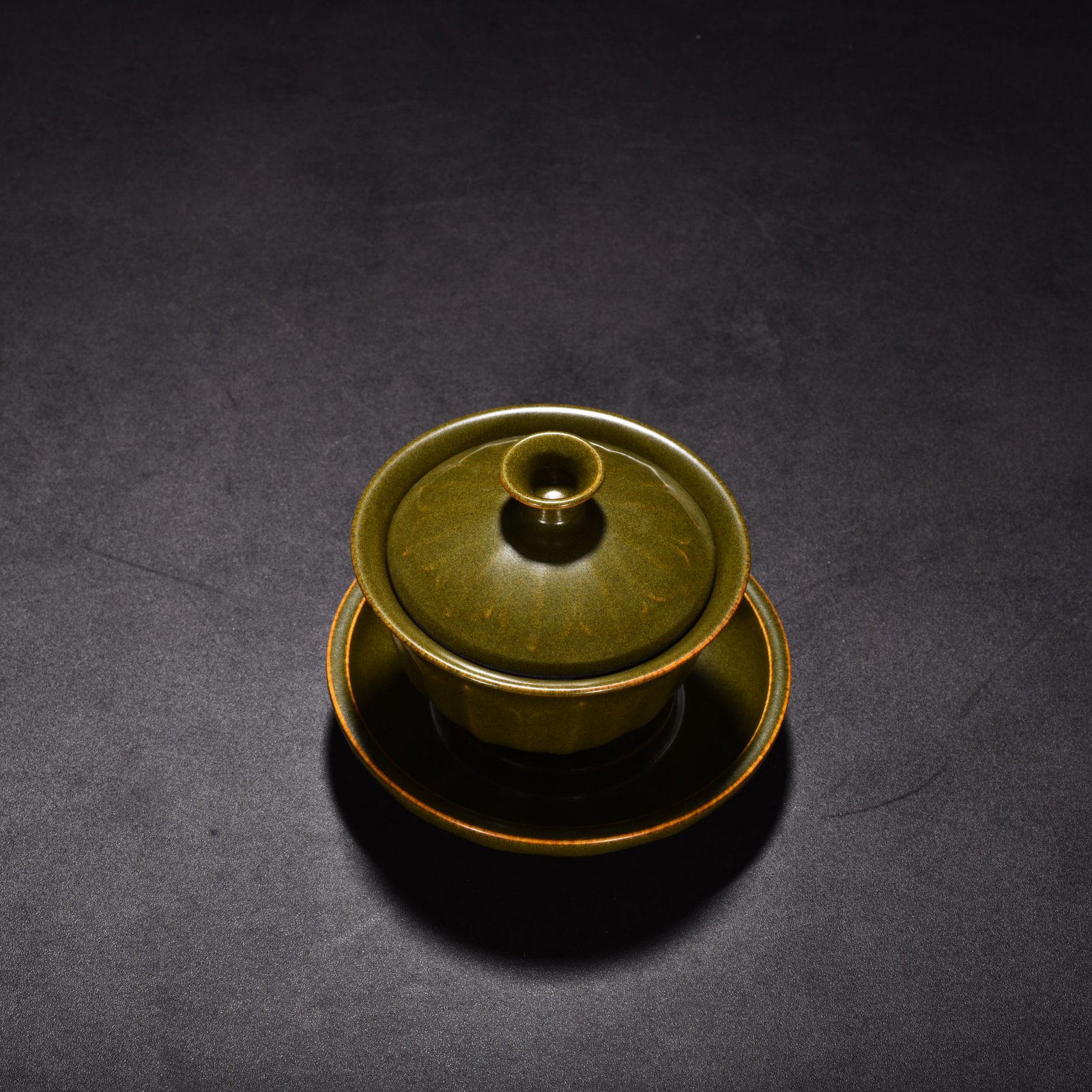 Qing Dynasty Qianlong tea powder-glazed three-cai bowl