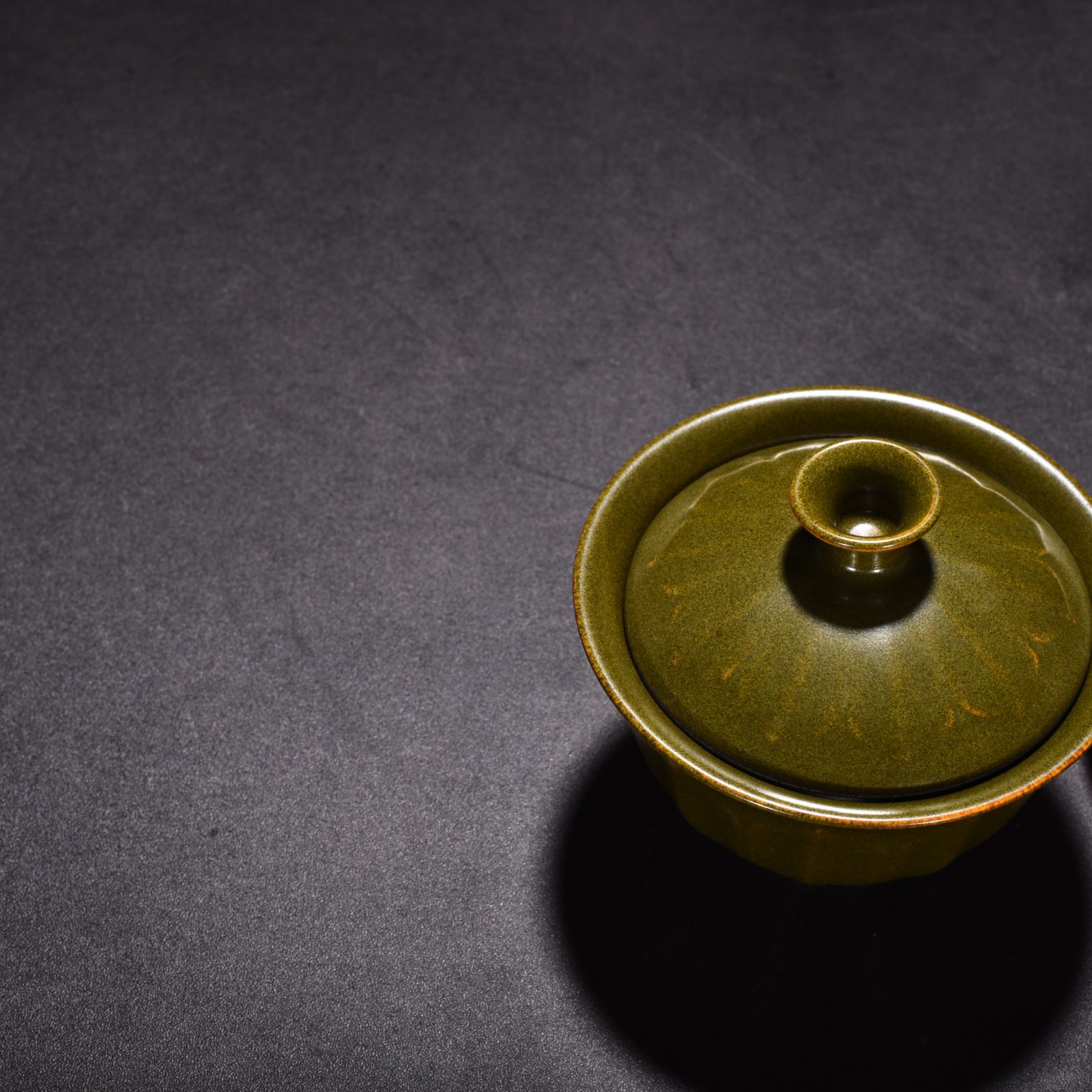 Qing Dynasty Qianlong tea powder-glazed three-cai bowl