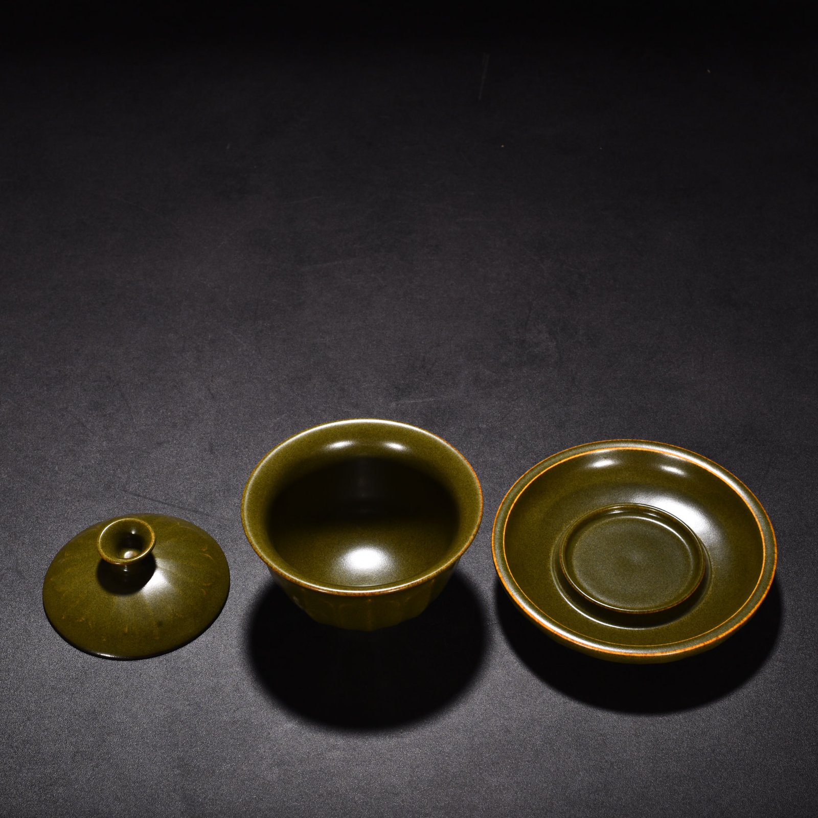 Qing Dynasty Qianlong tea powder-glazed three-cai bowl