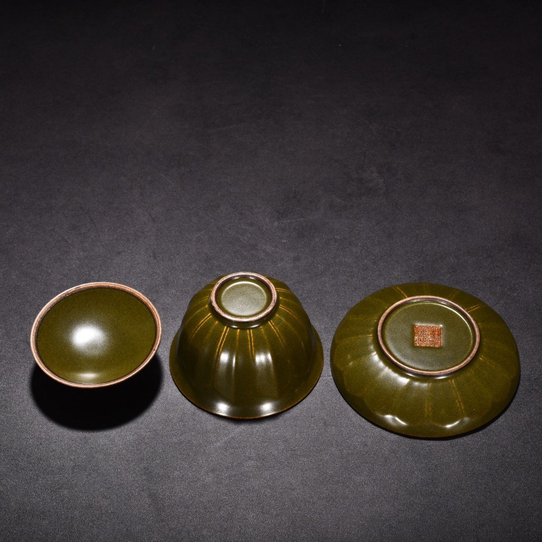 Qing Dynasty Qianlong tea powder-glazed three-cai bowl