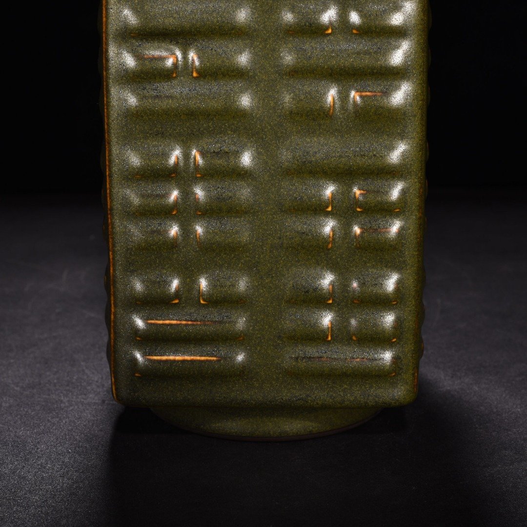 Qing Dynasty Qianlong tea powder glaze Bagua Wen Cong style bottle