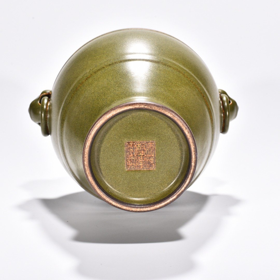Qing Dynasty Qianlong tea powder glazed animal ear bottle