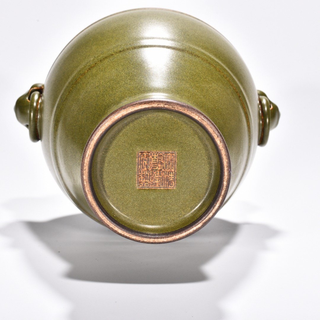 Qing Dynasty Qianlong tea powder glazed animal ear bottle