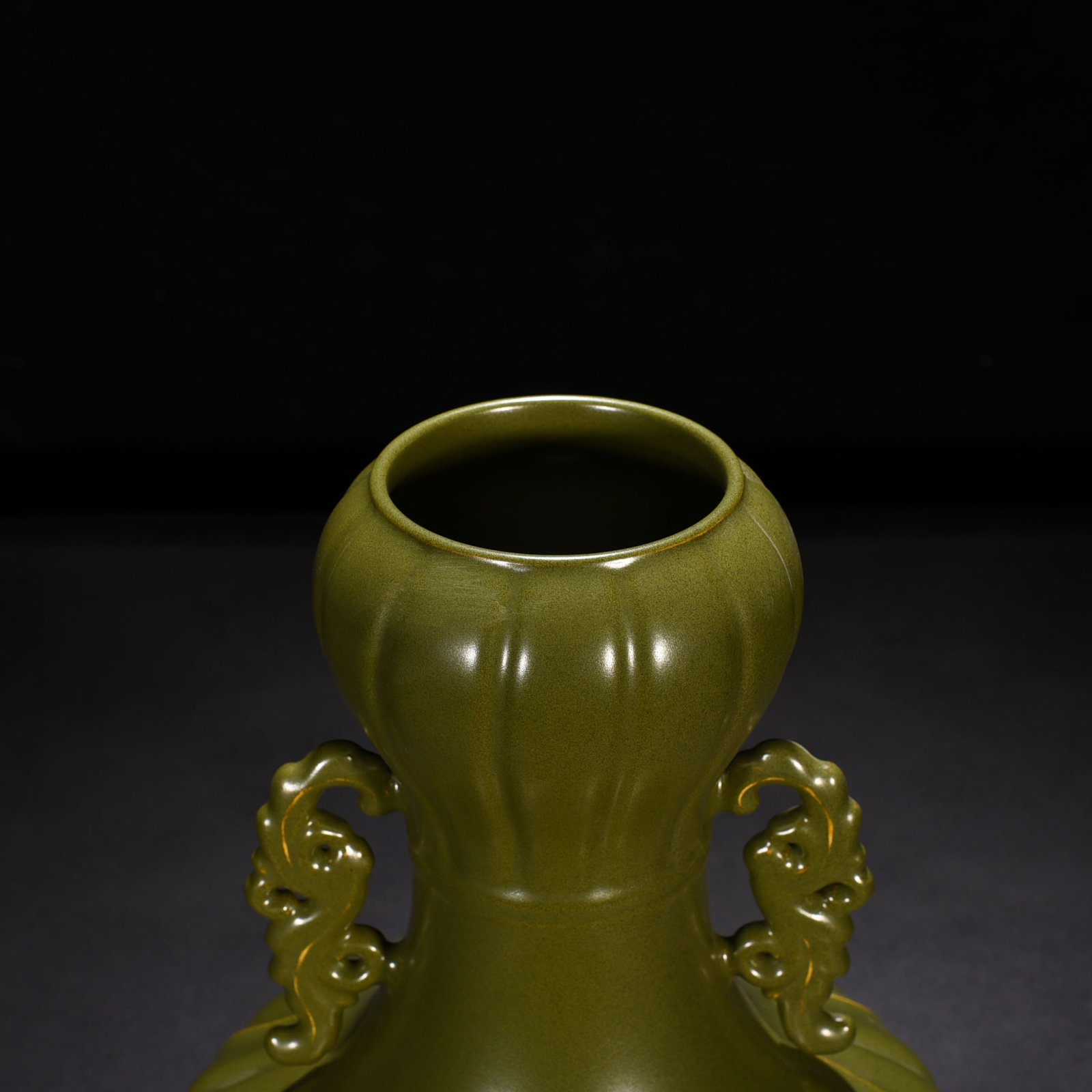 Qing Dynasty Qianlong tea powder glazed phoenix ear melon and garlic vase