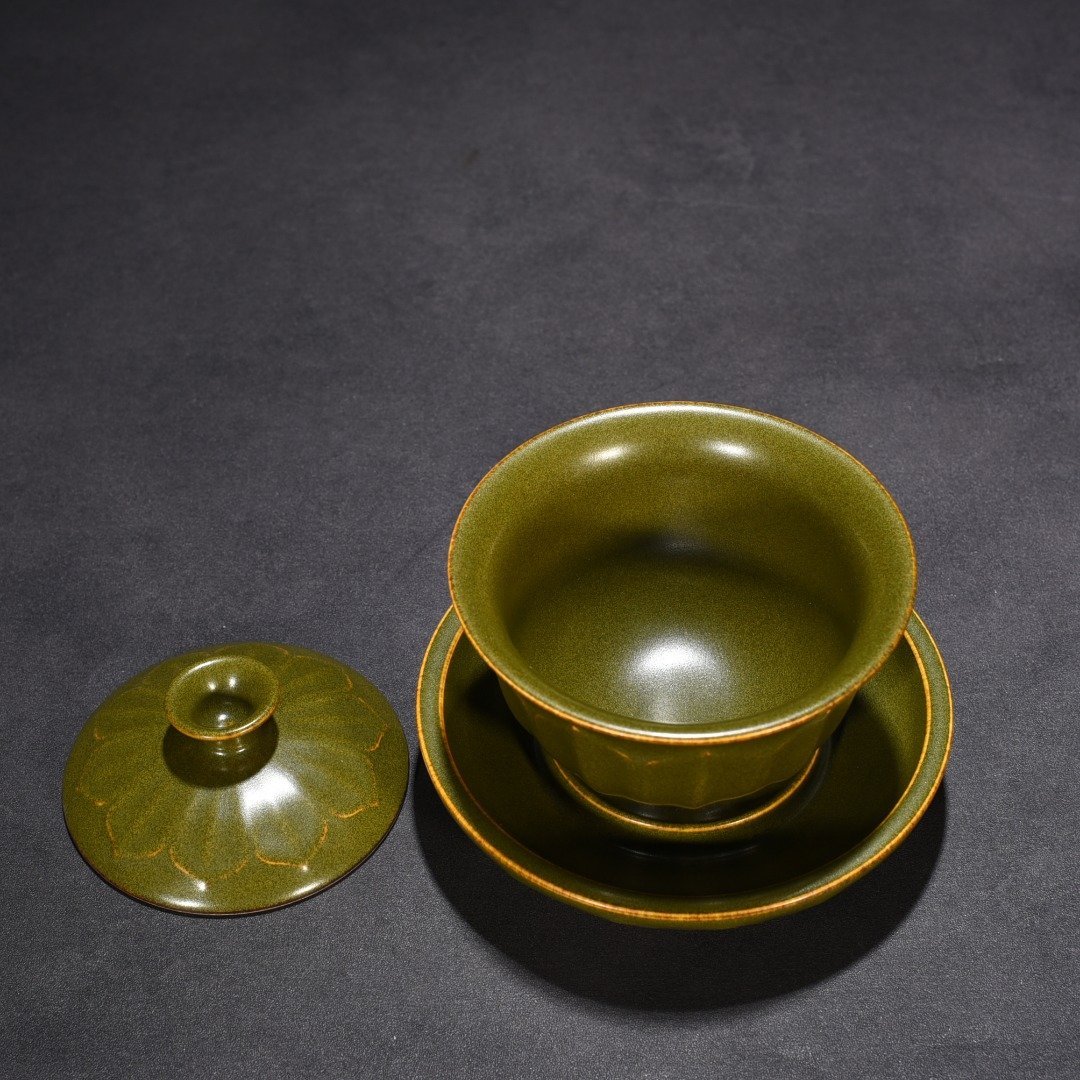 Qing Dynasty Qianlong tea powder glaze engraved banana leaf covered bowl