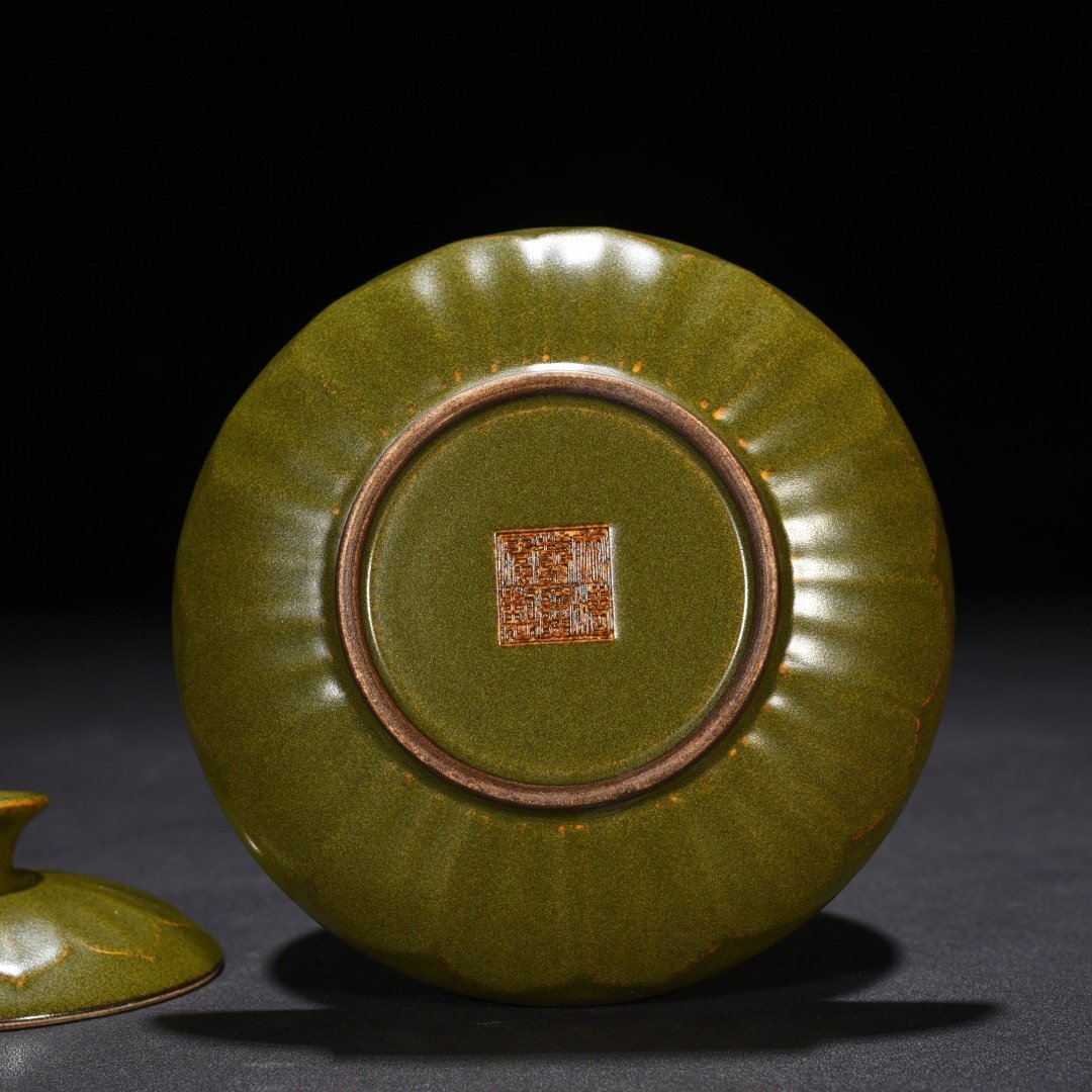 Qing Dynasty Qianlong tea powder glaze engraved banana leaf covered bowl