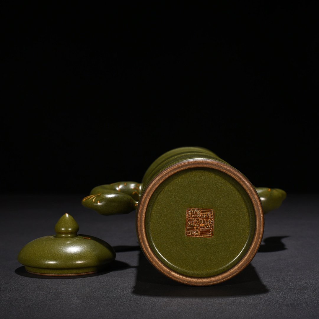 Qing Dynasty Qianlong tea powder glazed Duomu teapot