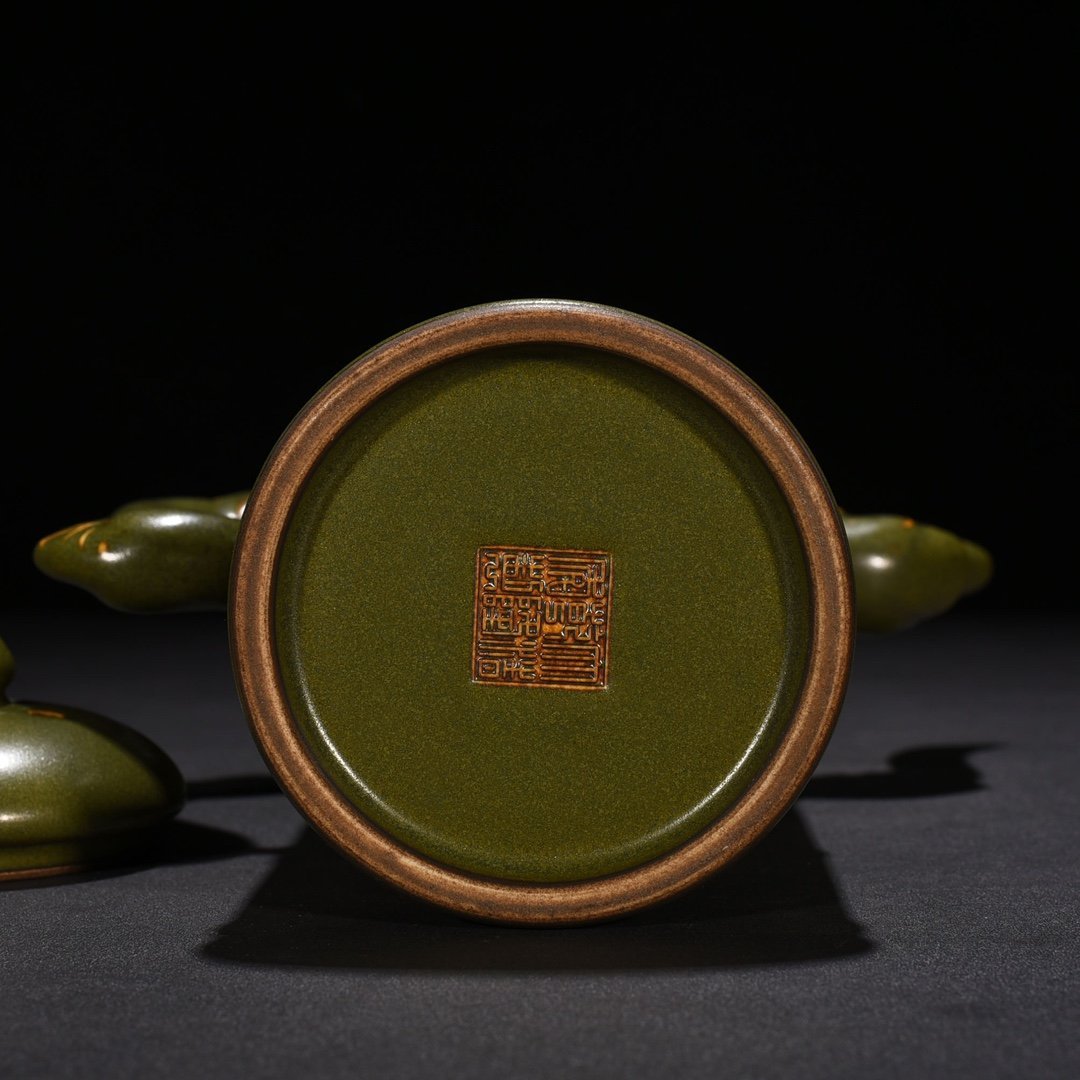 Qing Dynasty Qianlong tea powder glazed Duomu teapot
